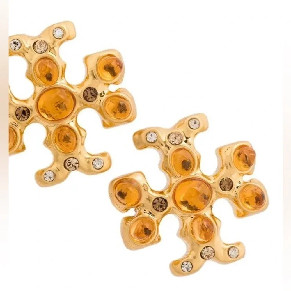Designers Brands For Customers That Love To Wear Casual and Elegant Accessories